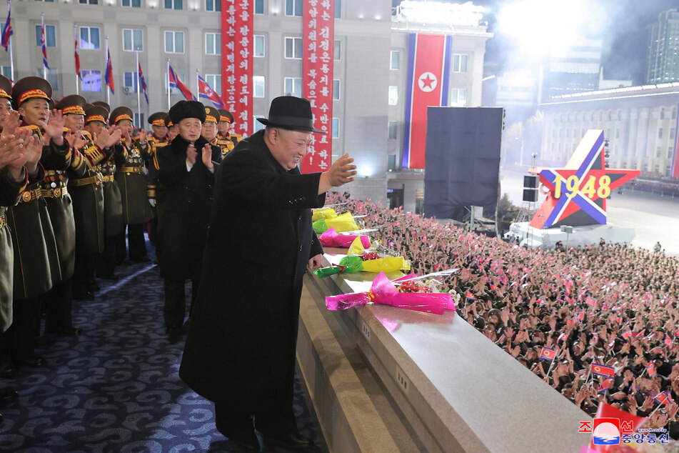 Kim Jong-un (39), hier während einer Militärparade auf dem Kim-Il-Sung-Platz, will Maßnahmen zur Kriegsabschreckung ergreifen.