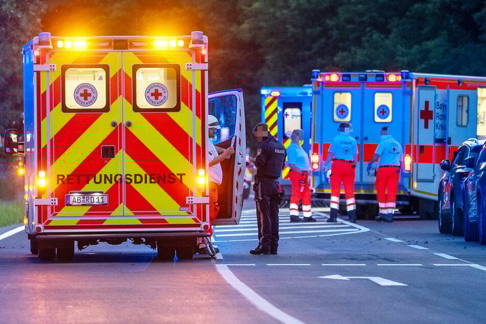 Bei dem Unfall im Landkreis Aschaffenburg wurden sechs Menschen teils schwer verletzt, darunter zwei Kinder.