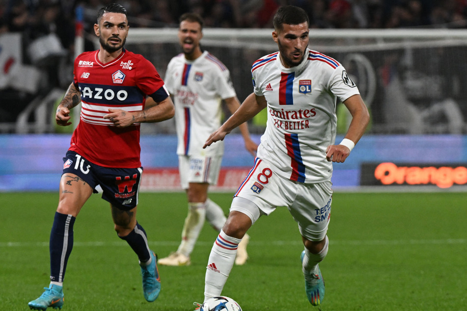 Übereinstimmenden Medienberichten zufolge steht Eintracht Frankfurt kurz vor einer Verpflichtung von Olympique Lyons Houssem Aouar (24, r.).