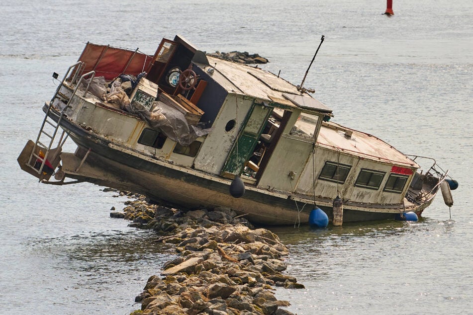 Das Boot aus Berlin sitzt im Mittelrhein bei Rüdesheim auf einer Untiefe fest.