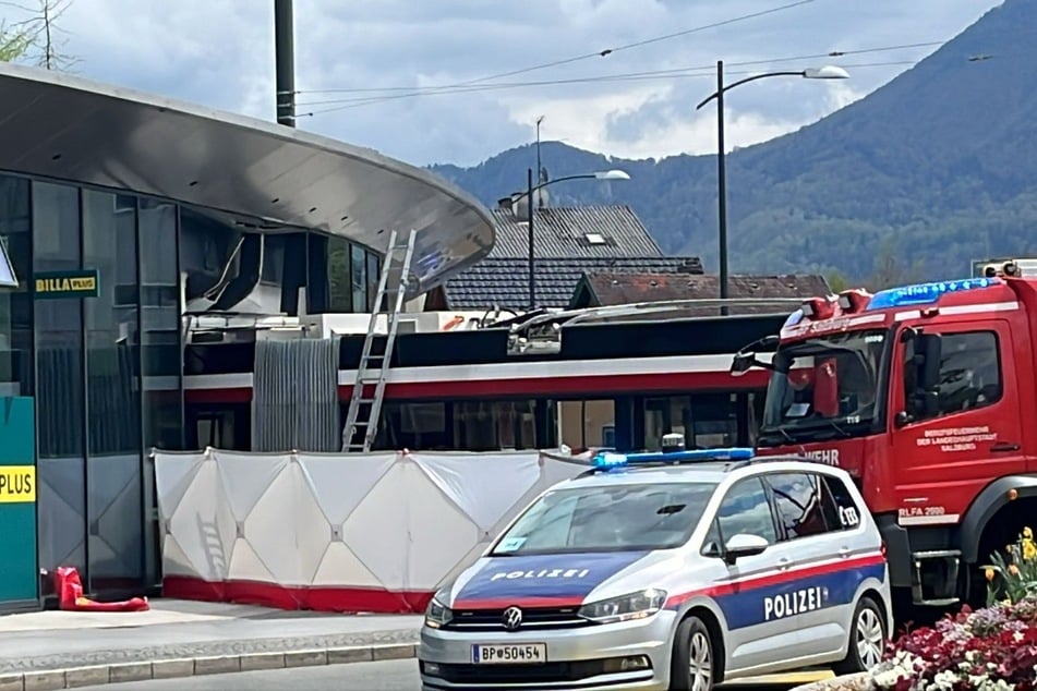 Im Salzburger Stadtteil Itzling ist ein Obus in einen Supermarkt gefahren.