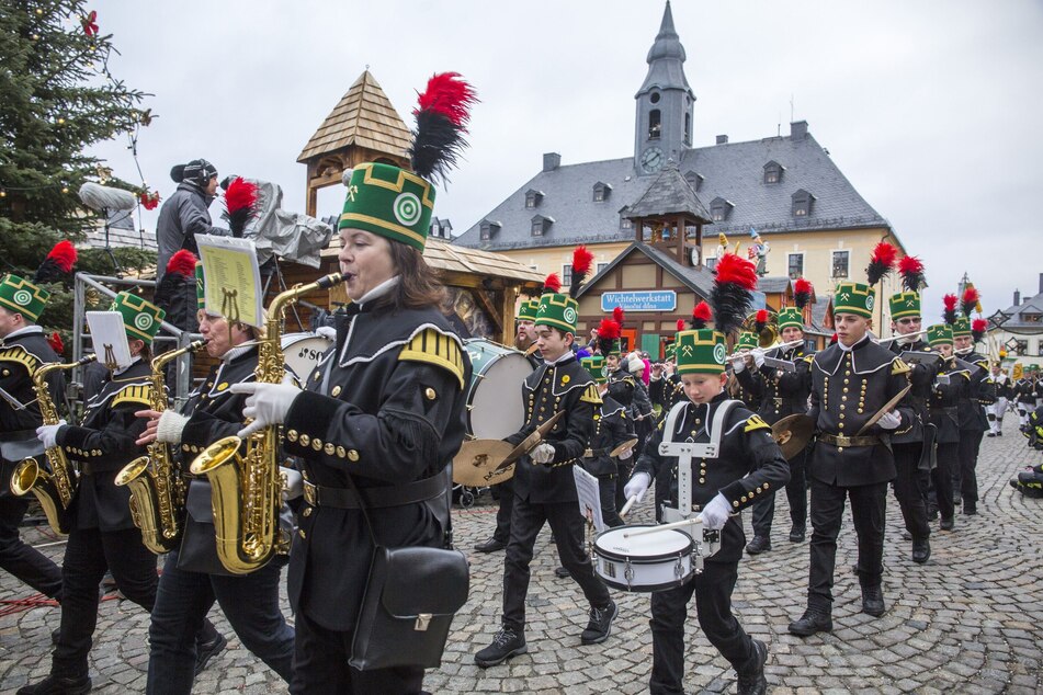 Trachtenträger aus ganz Sachsen sind bei der Abschluss-Bergparade in Annaberg-Buchholz dabei.