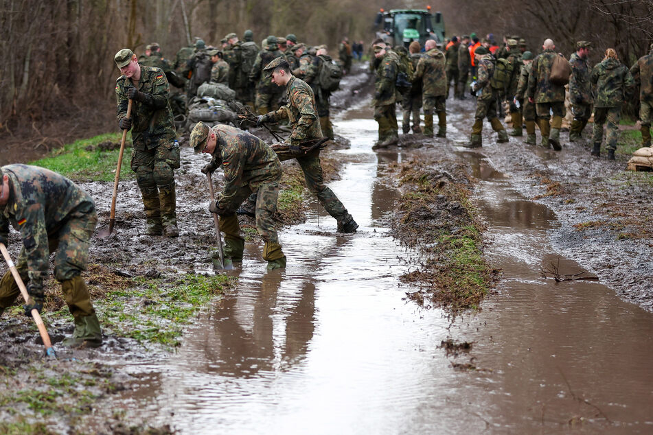 Die Bundeswehr unterstützt die Einsatzkräfte im Landkreis Mansfeld-Südharz bei der Absicherung gegen das Hochwasser.