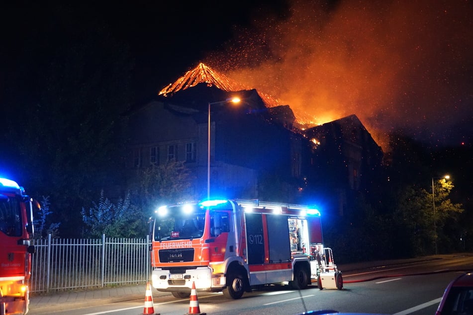 Ein leerstehendes Gebäude im Stadtteil Wahren stand in der Nacht auf Samstag lichterloh in Flammen.