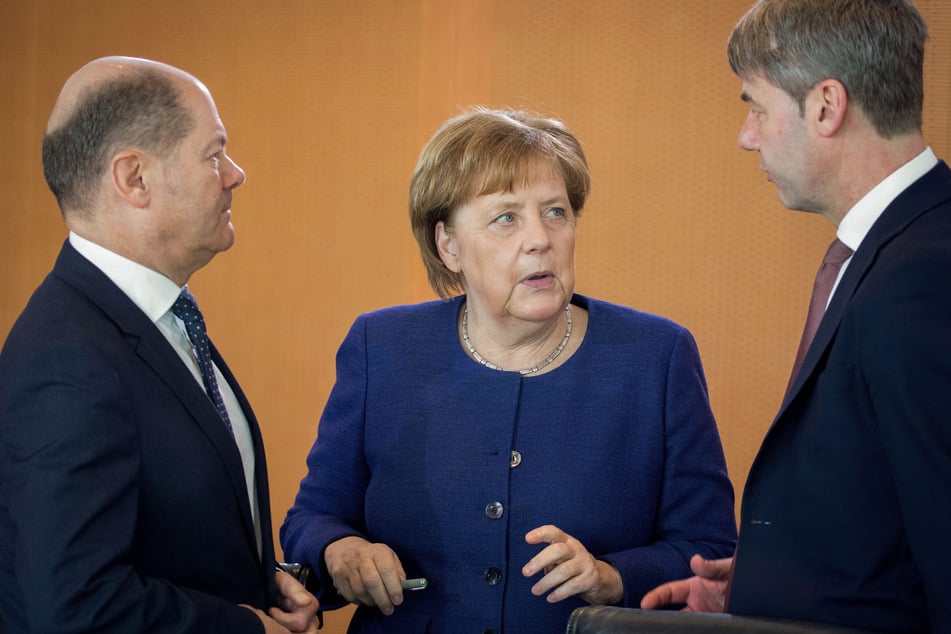 Olaf Scholz (63, l., SPD), Bundeskanzlerin Angela Merkel (66, CDU) und Jan Hecker (†54). (Archivbild)