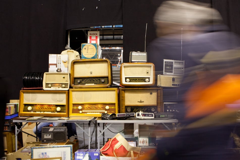 Wer Lust hat sich durch alte Schätze zu wühlen, ist auf dem Nachtflohmarkt in Riesa genau richtig. (Archivfoto)^