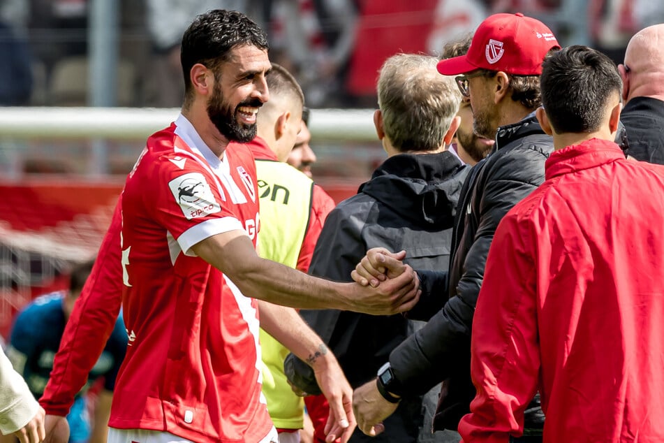 Wiesbaden-Matchwinner Tolga Cigerci nimmt zunächst auf der Bank Platz.