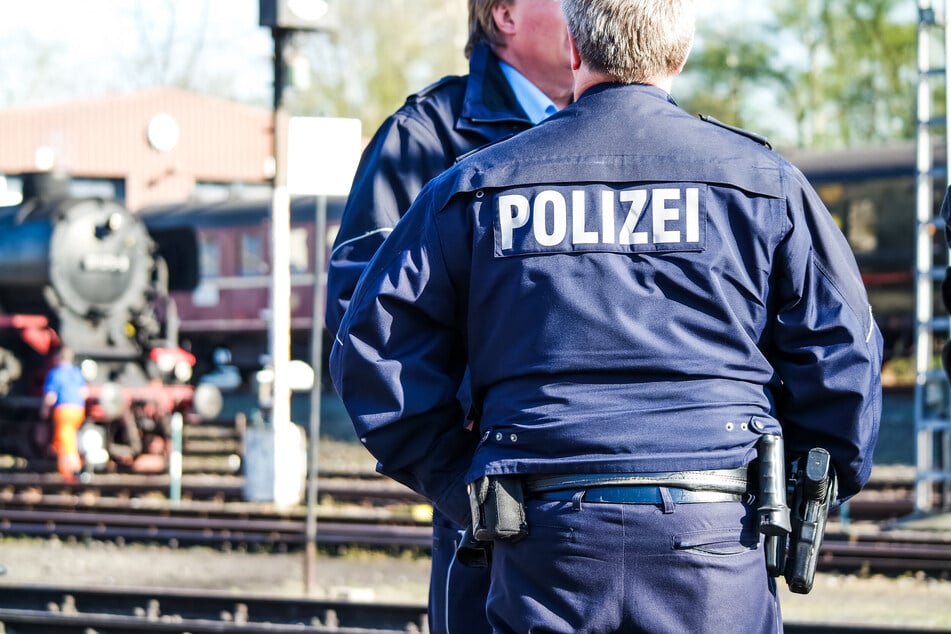 Als die Polizisten den Mann kontrollierten, fanden sie einige brisante Details heraus. (Symbolbild)