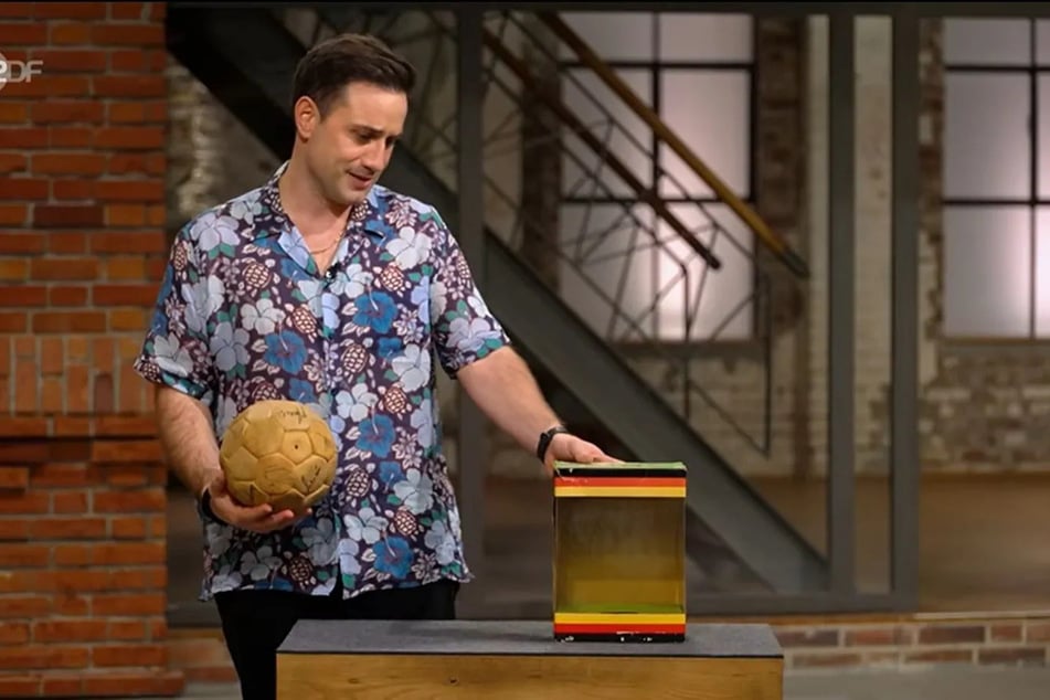 Bares für Rares: Legendärer Fußball bei "Bares für Rares": Diese Besonderheit verblüfft Händler David Suppes