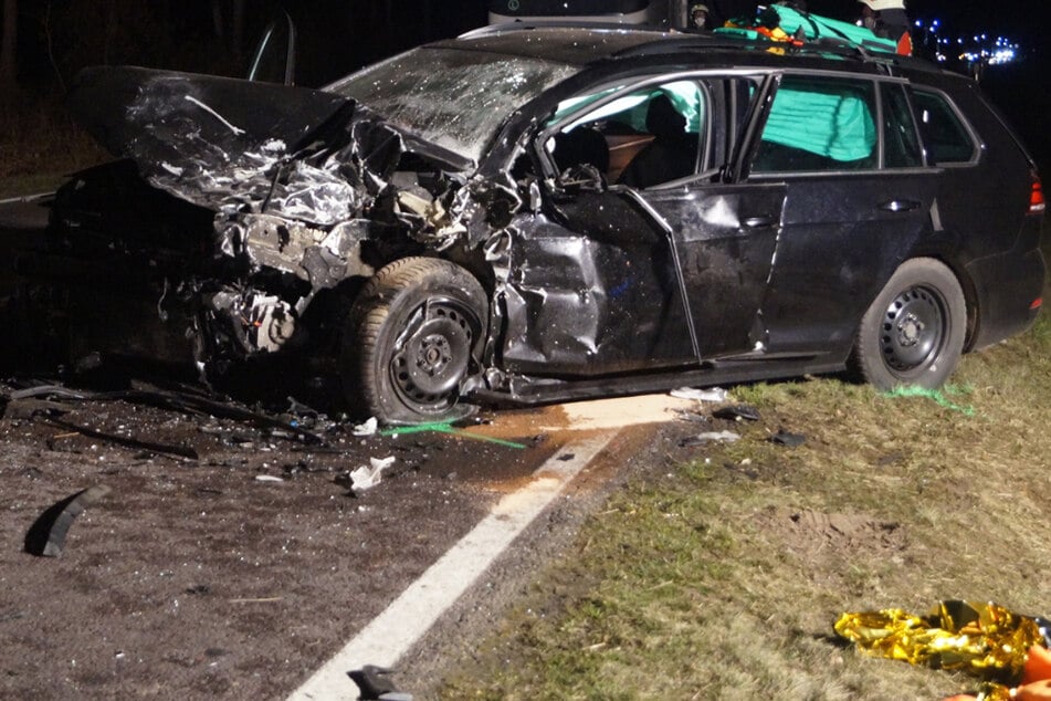 Tödlicher Frontal-Crash: Fahrer werden in ihren Autos eingeklemmt, 57-Jähriger stirbt