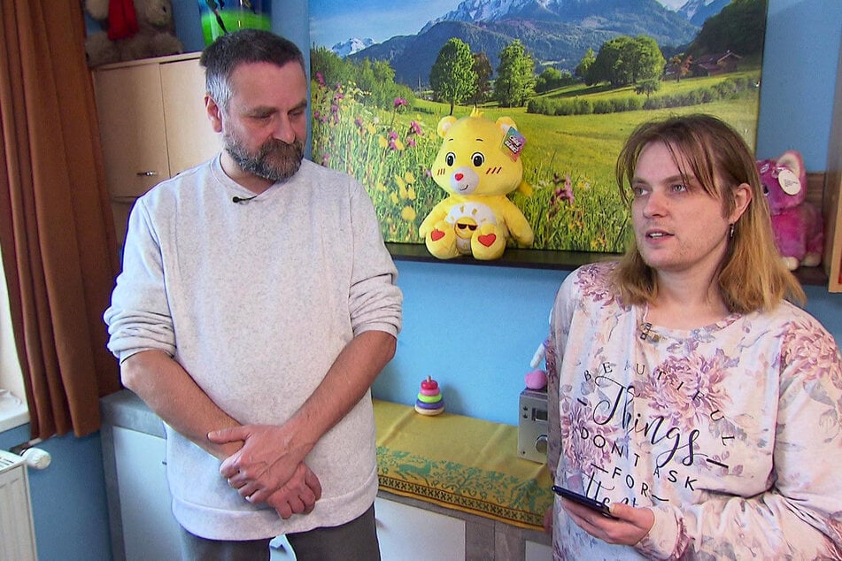 Olaf (55) und Jessica (41) warten auf eine Zahlung des Jobcenters.