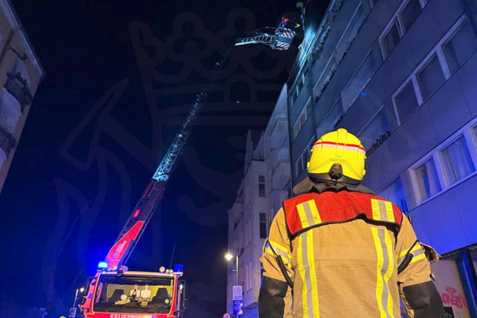 Die Feuerwehr musste das Dachgeschoss auch über eine Drehleiter löschen.