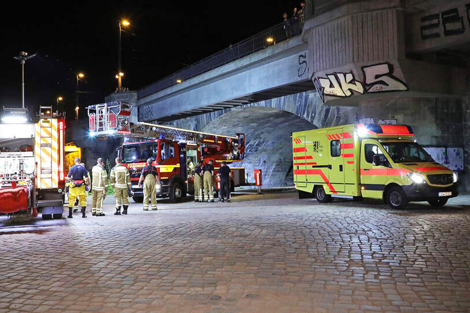 Zahlreiche Rettungskräfte eilten Ende Juli zur Marienbrücke, um dem in die Elbe gefallenen Mann zu helfen.
