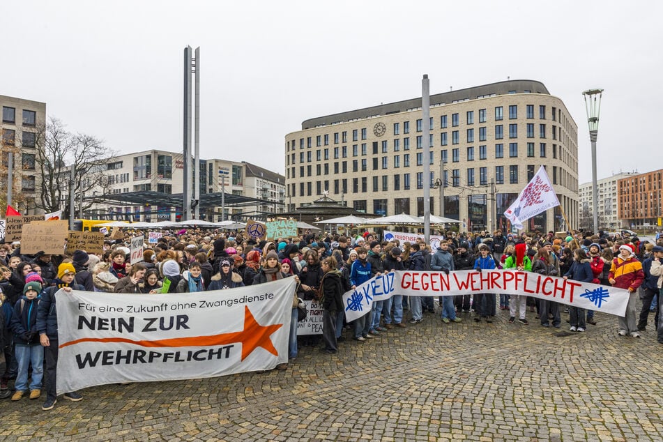 Bereits am 5. Dezember gab es große Proteste gegen die Wehrpflicht - zum Beispiel in Dresden auf dem Postplatz.