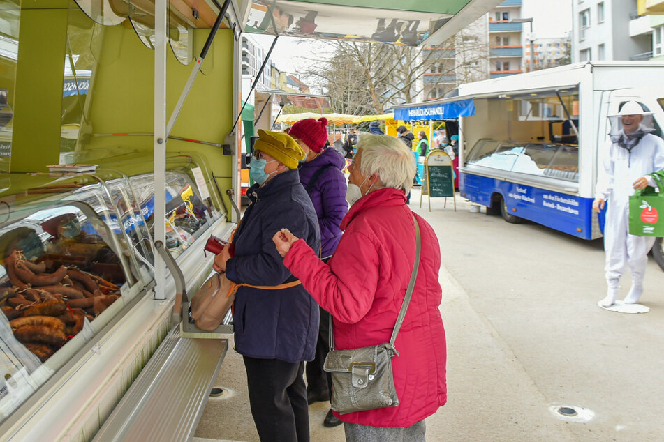 Insgesamt zehn Stände bieten auf dem Bönischplatz nun wöchentlich ihre Waren an.