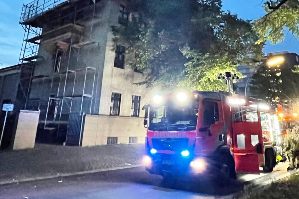 Berlin: Brand in Wohnhaus in Neukölln: Feuerwehr mit 50 Kräften im Einsatz