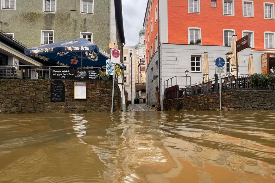 Die Hochwassersituation in einzelnen Gebieten Bayerns (wie hier in Passau) bleibt weiterhin kritisch – doch Entspannung kündigt sich an.