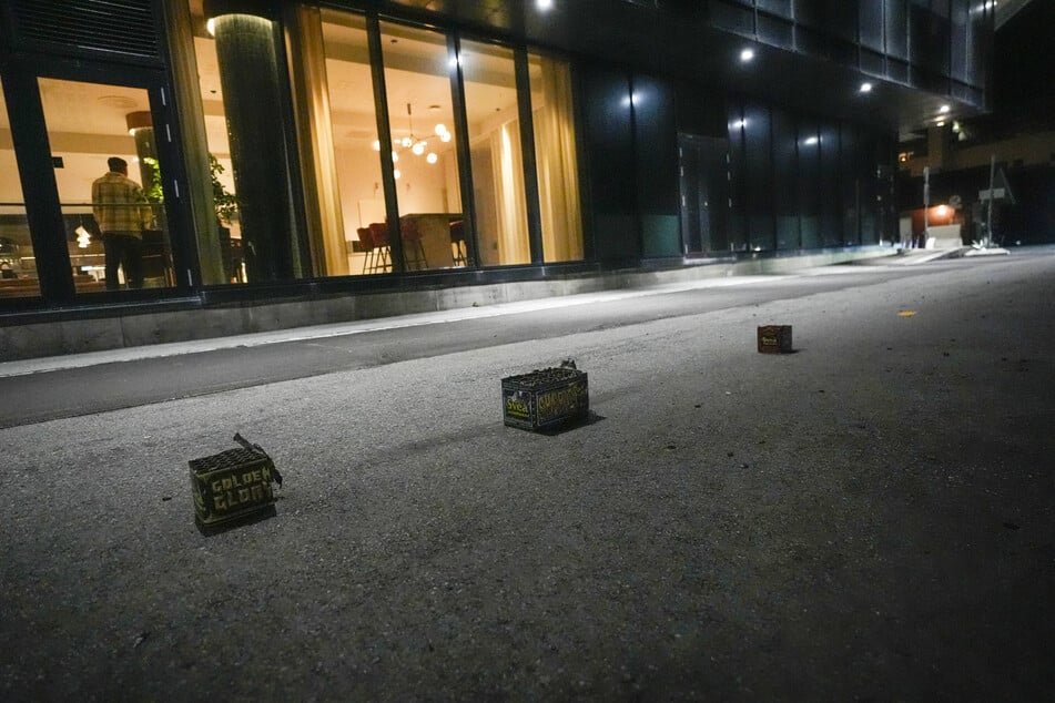 Die abgebrannten Batterien vor dem Hotel im Januar.