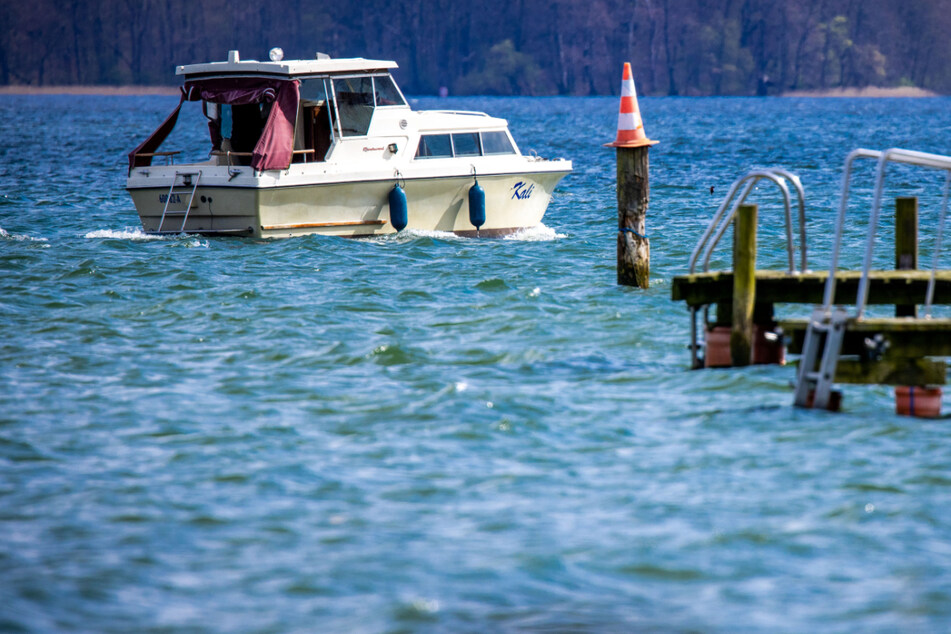 Unfall auf dem Bodensee: Motorboot sinkt, Insassen treiben im Wasser
