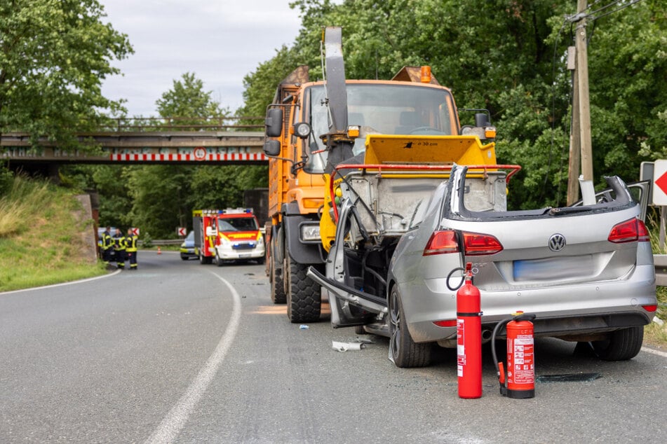Der VW wurde bei dem Unfall komplett zerstört.