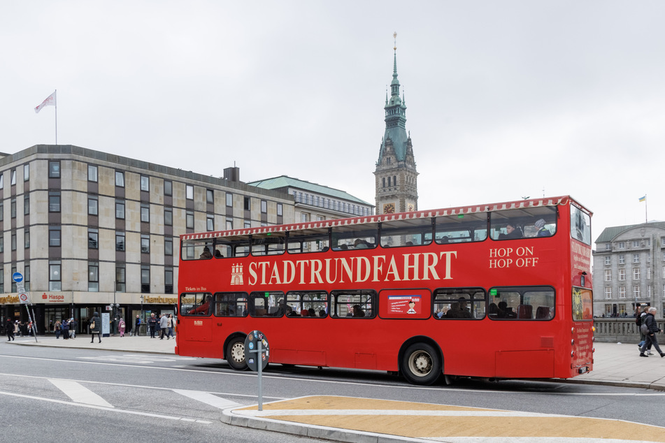 Nicht nur in London: Rote Doppeldeckerbusse fahren auch durch Hamburg.