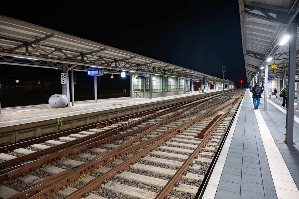 Bahnreisende in Ostsachsen müssen sich auf erhebliche Einschränkungen einstellen. Am Zittauer Bahnhof warteten Bahnreisende vergeblich auf einen Zug.