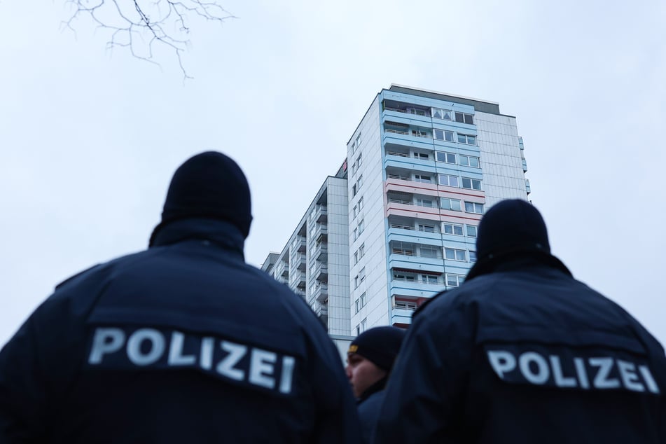 Erschreckend! Aus einem der oberen Stockwerke dieses Hochhauses wurde in Nürnberg ein Feuerlöscher geworfen.