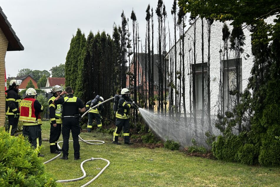 Mit Gartenschläuchen hatten Anwohner versucht den Brand selbst zu löschen.
