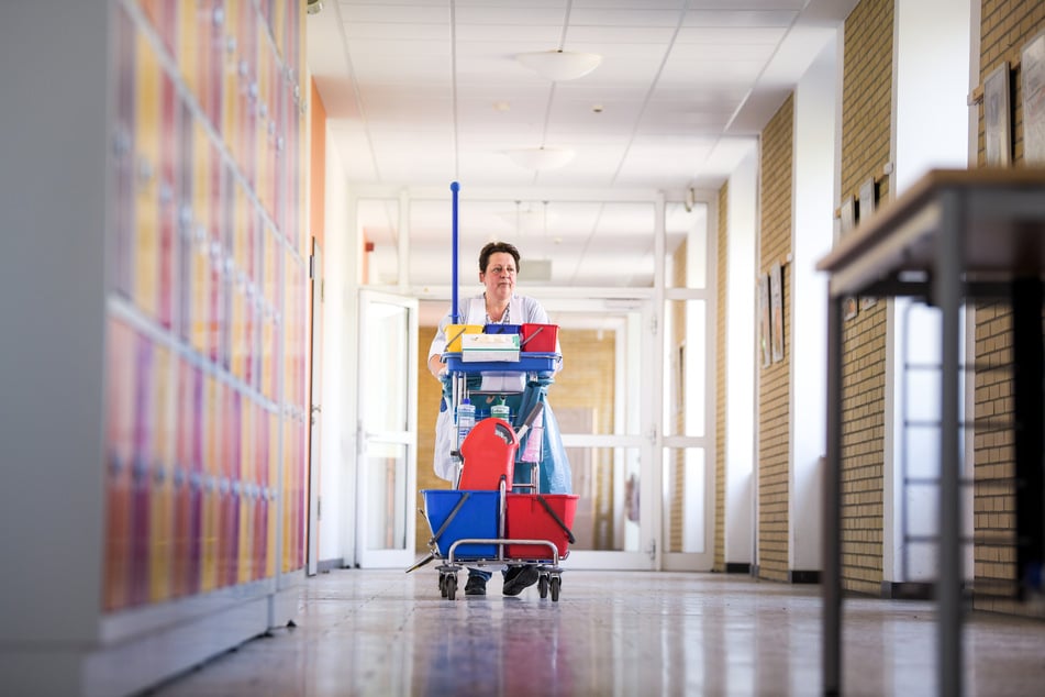 Umstrittene Sparmaßnahme: Reinigungskräfte haben in Dresdens Schulen weniger zu tun.