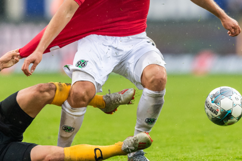 Auch in der 2. Bundesliga wird es vorerst keine rassigen Zweikämpfe wie hier zwischen Dynamo Dresden und Hannover 96 geben.