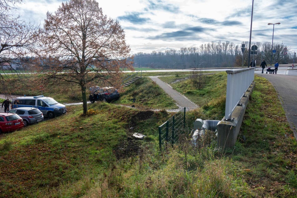 Das Auto landete einige Meter neben der Fahrbahn.
