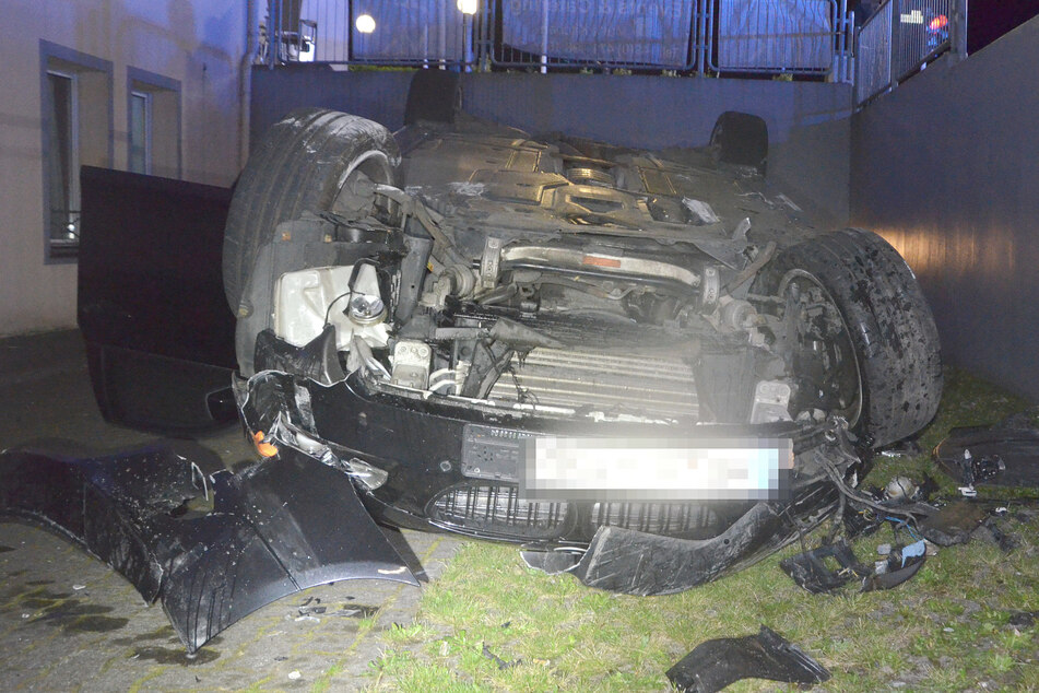 45-Jähriger kracht mit BMW erst in parkenden Audi und stürzt dann zwei Meter in die Tiefe