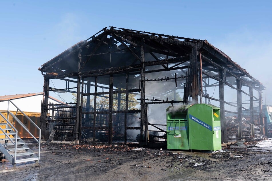 Die Lagerhalle ist bei dem Feuer komplett ausgebrannt.