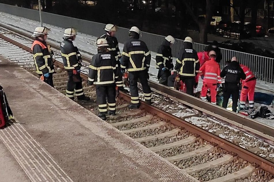 Feuerwehrleute konnten den Mann von den Gleisen retten.