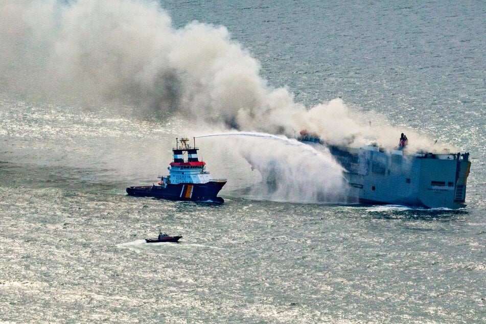 Brennender Autofrachter auf der Nordsee: Sinken soll mit aller Macht verhindert werden