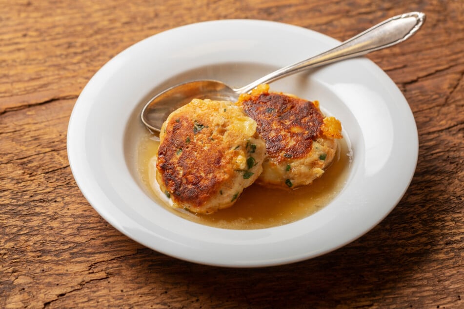Traditionelle Kaspressknödel: Schnelles Rezept mit Brötchen vom Vortag