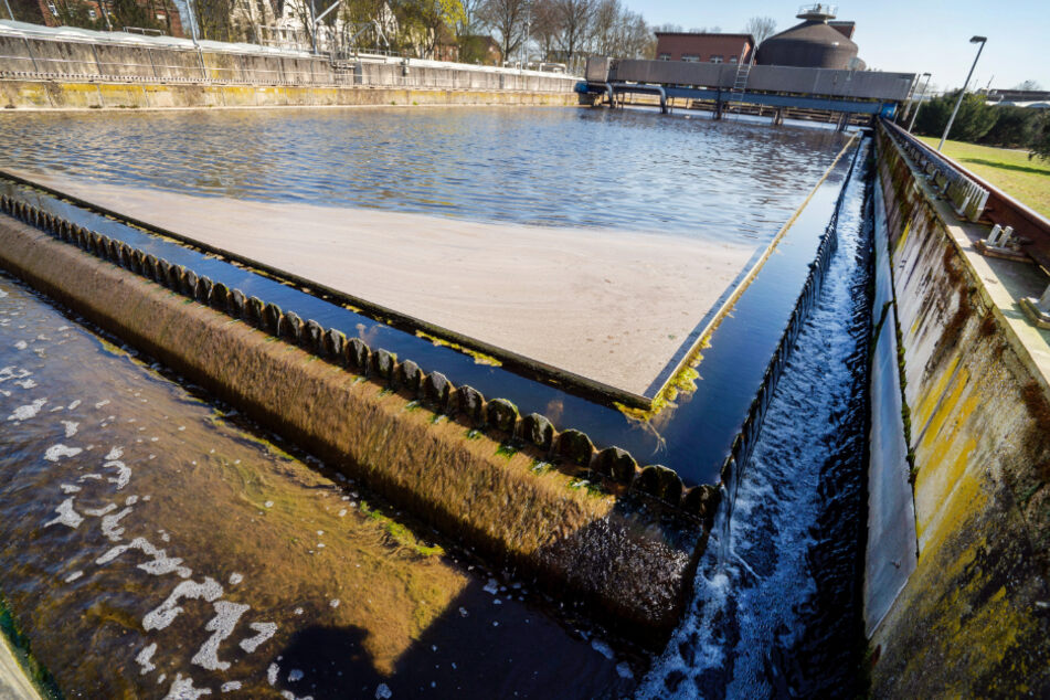 Wasser fliesst durch ein Becken der Kläranlage (Symbolfoto).