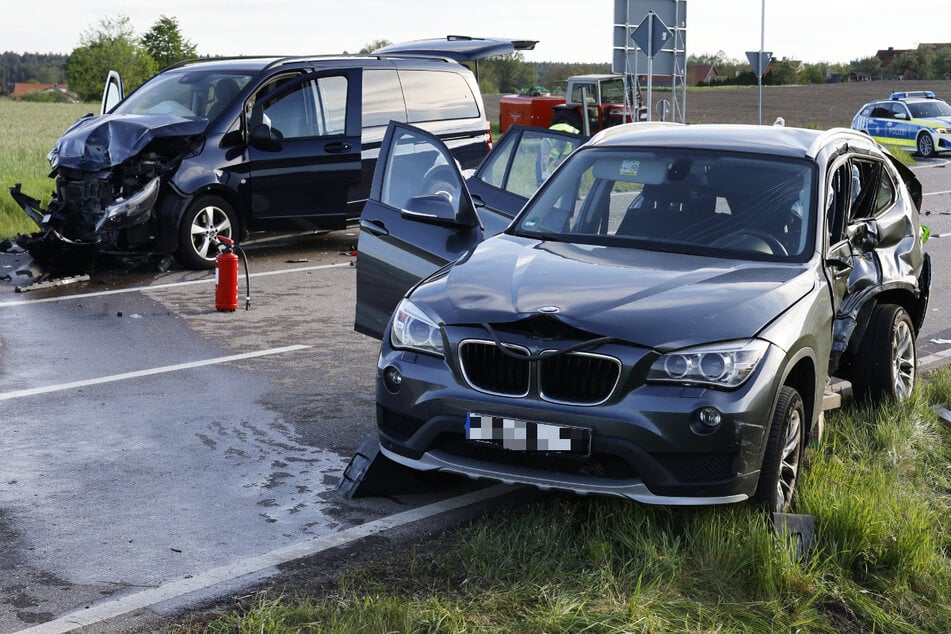 Ein BMW und ein Mercedes sind in Bayern kollidiert.