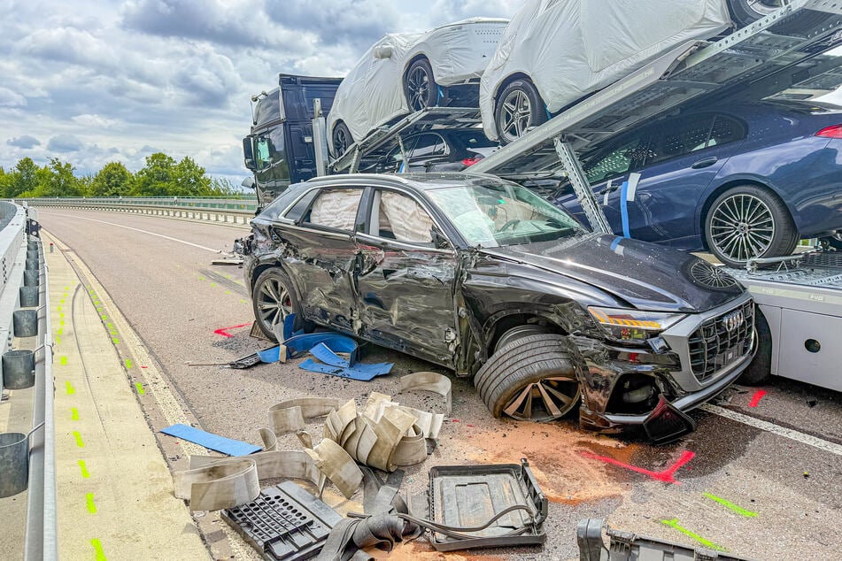 Der Audi wurde durch die Wucht des Aufpralls stark beschädigt.