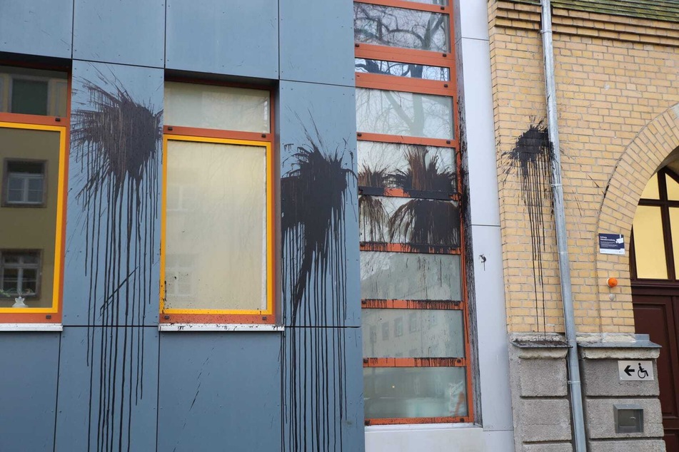 Das "Haus des Jugendrechts" im Leipziger Osten wurde in der Nacht auf Mittwoch. mit Farbe beworfen.
