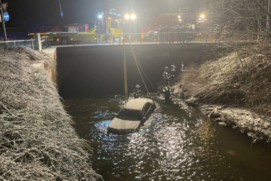 Der Mercedes wurde nach der Bergung sichergestellt. Das voll besetzte Auto stürzte in die Göltzsch. Die Polizei rätselt: Wer saß am Steuer?