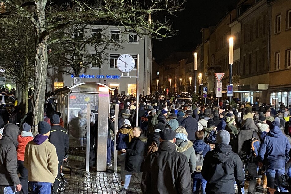 Zahlreiche Menschen nehmen in Schweinfurt an einer nicht angemeldeten Demonstration gegen Corona-Maßnahmen teil. (Archivbild)