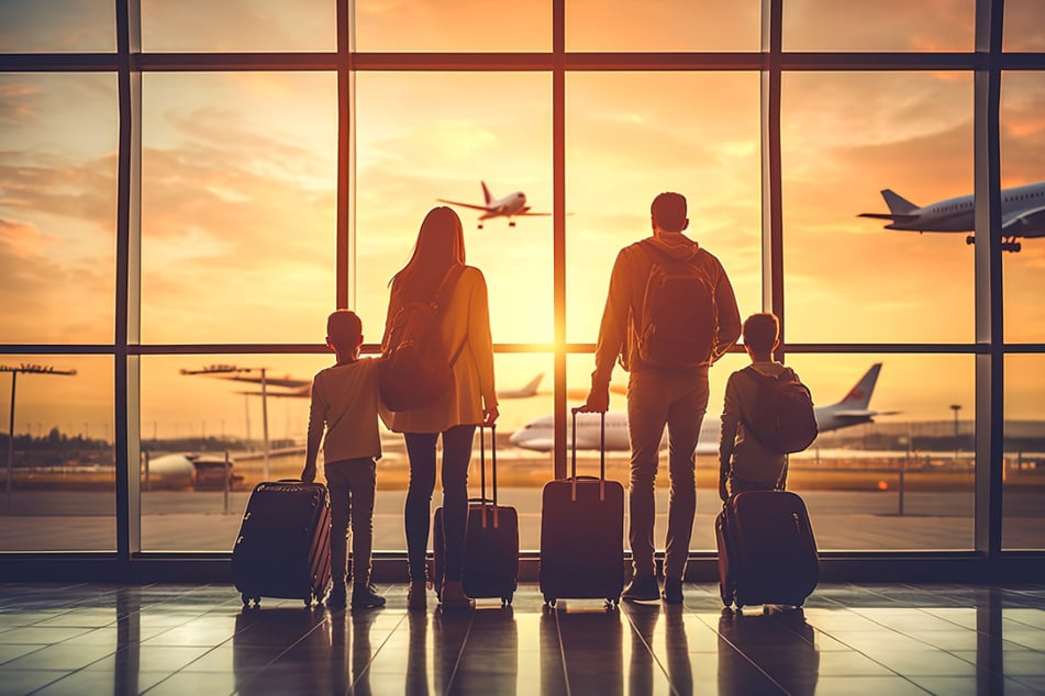 Mit dem Feiertag starten die Ferien in Sachsen und Thüringen. Viele Familien nutzen die Zeit für eine Flugreise.