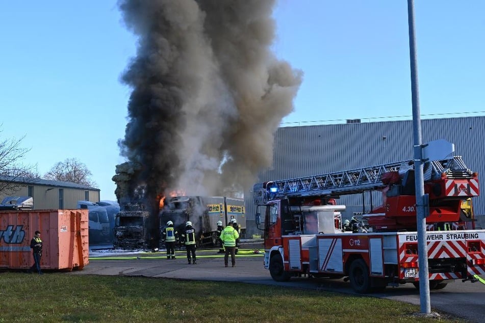 Schwarzer Rauch stieg über dem Logistikzentrum bei Straubing auf.