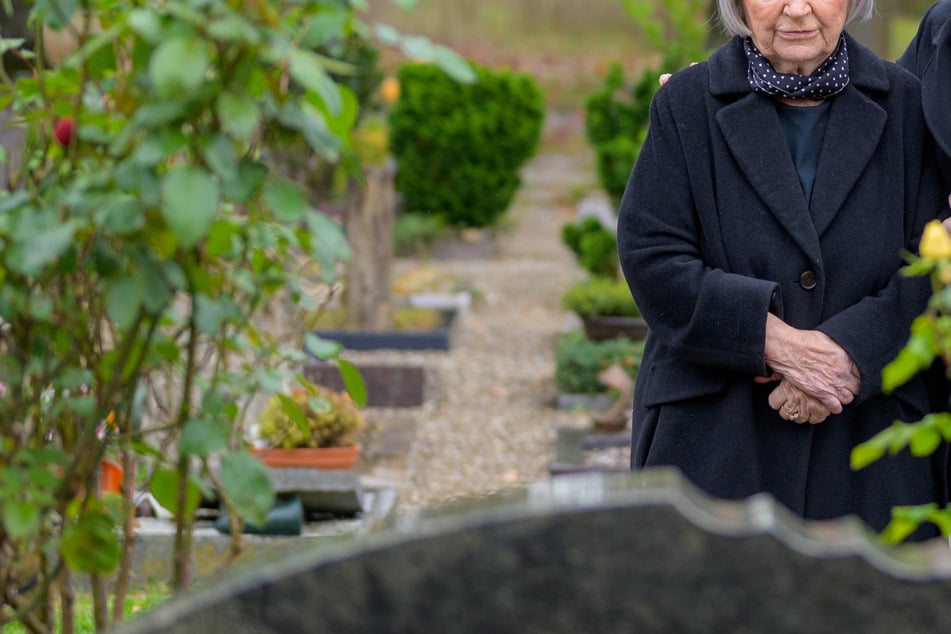 Die 92-Jährige ist entsetzt darüber, dass das Grab ihres Mannes plötzlich mitten auf einem neu geschaffenen Fußweg liegt. (Symbolfoto)