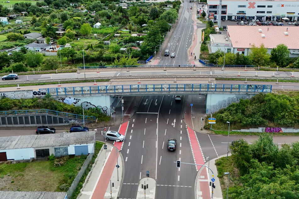 Die Ringbrücke in der Brenneckestraße wird dem Erdboden gleichgemacht.
