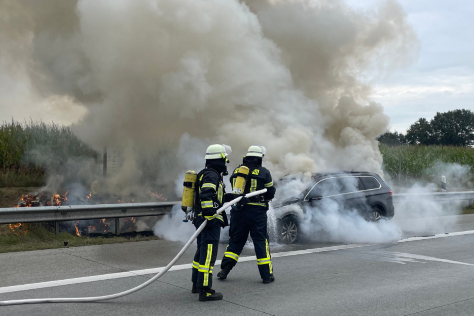 Am Sonntag ist ein Auto auf der A1 bei Sittensen während der Fahrt in Brand geraten.