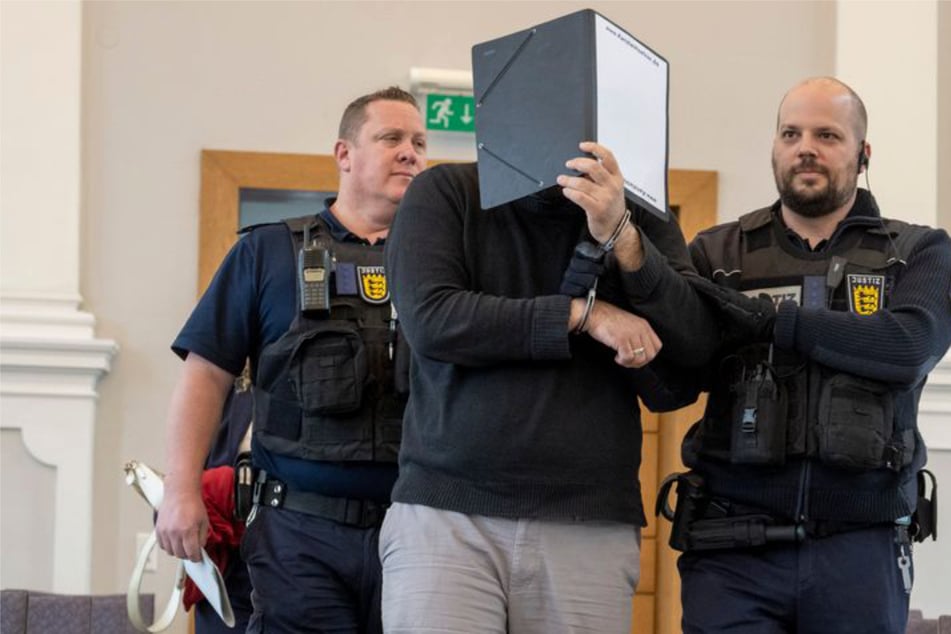 Islamlehrer soll Kinder missbraucht und bis zur Bewusstlosigkeit gewürgt haben