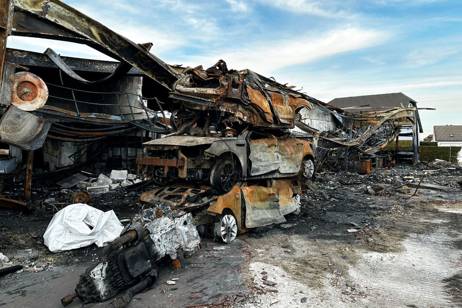 Das Feuer hat nicht nur die ganze Halle zerstört, auch zahlreiche Autos sind ausgebrannt.