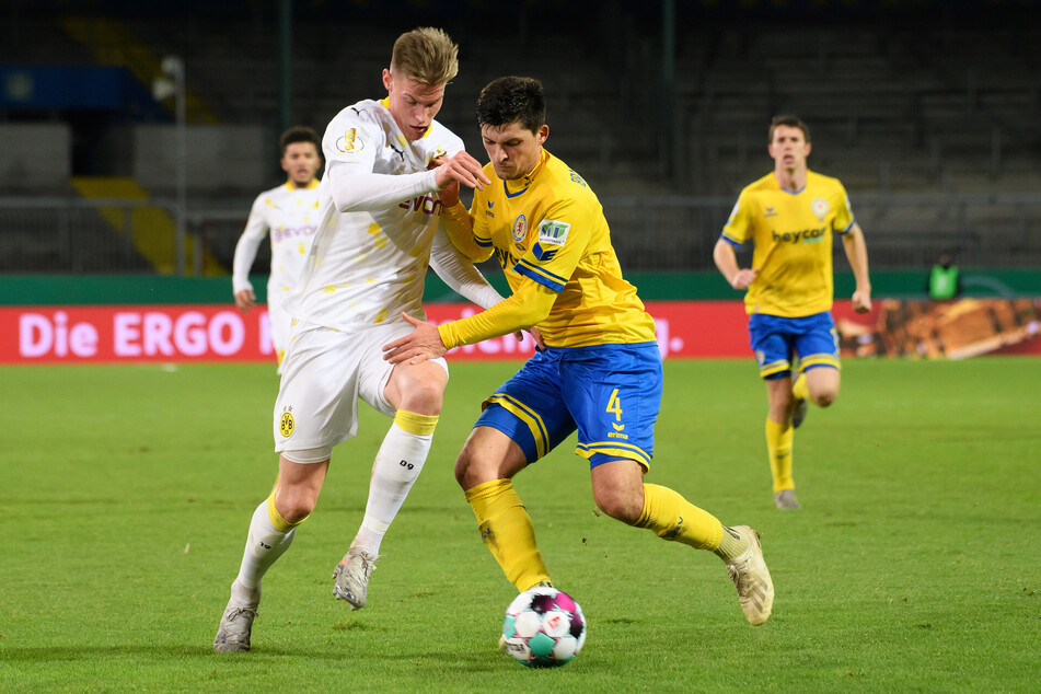 Steffen Tigges (22, l.) durfte gegen Eintracht Braunschweig im DFB-Pokal ran - und lieferte.
